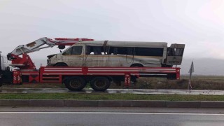 Yağış sonrası kayganlaşan yolda taklalar atan transit hurdaya döndü: 2 yaralı