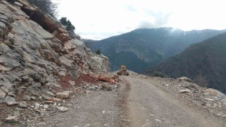 Yahyalıda sel ve heyelan sonucu kapanan yollar açıldı