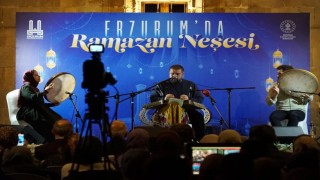 Yakutiye Medresesinde santurun zarif nağmeleri yankılandı
