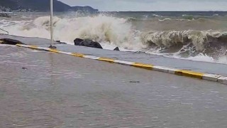 Yalovada fırtınada dev dalgalar Esenköy kıyılarını dövdü