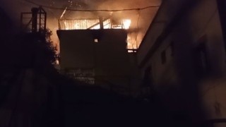 Yanan ev kullanılamaz hale geldi