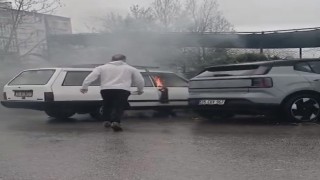 Yanan otomobile yol kenarındaki su birikintisinden doldurduğu kovayla müdahale etti