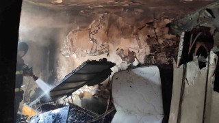 Yangında kuşları yanan çocuğu mahalle sakinleri teselli etti