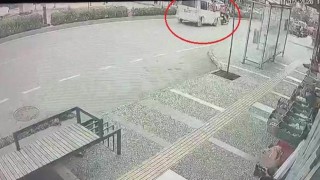 Yayalara yol veren motosiklete otomobilin çarptığı anlar kamerada: 1 yaralı