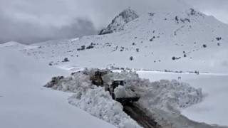 Yayladerede iki metreyi bulan karla mücadele