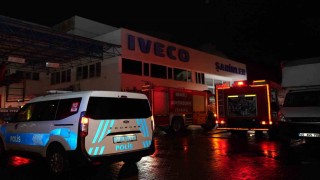 Yetkili otomotiv servisi deposunda korkutan yangın