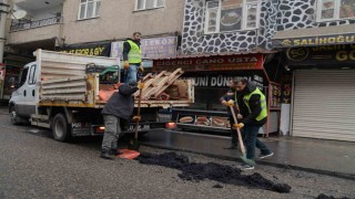 Yoğun kar, don ve tuzlama sonrası bozulan yollarda onarım çalışması başlatıldı