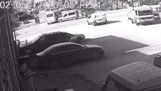 Yolcu minibüsü ile hafif ticari aracın karıştığı kaza anı kameraya yansıdı