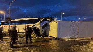 Yolcu otobüsü ile kamyonet çarpıştı: 5 yaralı