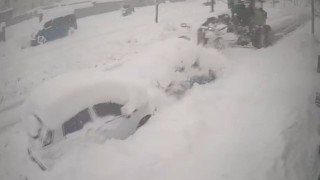Yoldaki karı temizleyen iş makinası kardan kaybolan otomobile çarptı