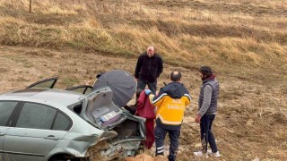 Yoldan çıkan lüks araç şarampole devrildi: 3 yaralı