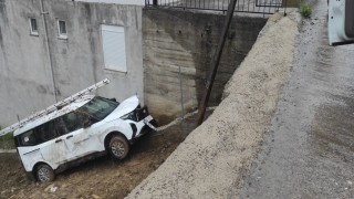 Yoldan çıkan otomobil tarlaya girdi