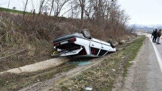 Yoldan çıkan otomobil ters döndü