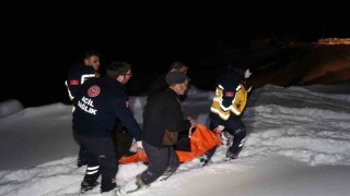 Yolu karla kapanan ve elektrikleri kesik olan köyde oksijensiz kalan hastanın imdadına yetiştiler