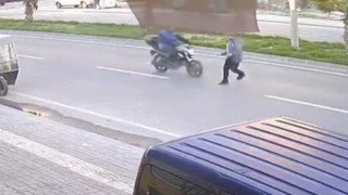 Yolun karşısına geçerken motosikletin çarptığı bir kişi yaralandı