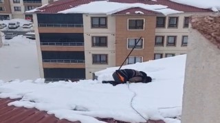 Yüksekovada dondurucu soğuğa rağmen çatıda ibadet: Kar üzerinde namaz kıldı