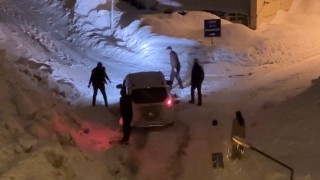 Yüksekovada kar yağışı: Araçlar imece usulü kurtarıldı
