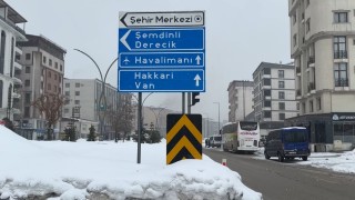 Yüksekovada uçak seferlerine kar ve sis engeli