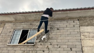 Yüksekovada yürekleri ağza getiren kaza: Çatıda asılı kalan vatandaş kurtarıldı