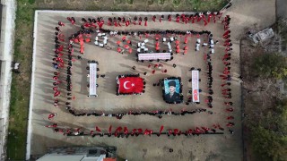 Yunus Emre MTALde öğrenciler 103 Türk bayrağı açarak Cumhuriyeti selamladı