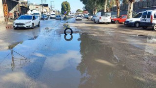 Yüreğirde yol isyanı: Belediye çukuru kapatmayınca vatandaş lastikle önlem aldı