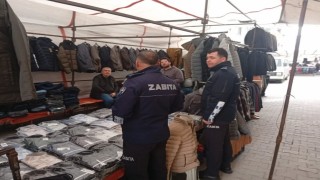 Zabıta ekiplerinden semt pazarında sağanak uyarısı