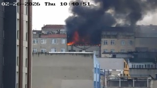 Zeytinburnunda 6 katlı binadan alevler yükseldi