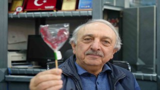 10 yıldır her Ramazanda iftarlık olarak horoz şekeri dağıtıyor