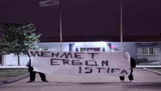 1969 Bilecikspor Kulübü Başkanı Mehmet Ergünün iş yerinin duvarına Yönetim İstifa yazısı astılar