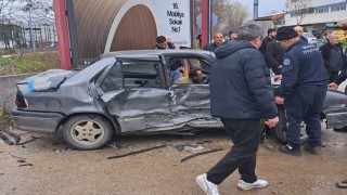 2 aracın karıştığı kazada 4ü çocuk 9 kişi yaralandı