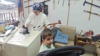 20 yıllık Fatime usta bir eliyle torun sallıyor, diğer eliyle dünyaca ünlü bastonlara şekil veriyor