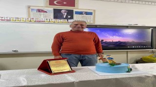 40 yıllık öğretmenlik hayatını güllerle uğurlanarak noktaladı