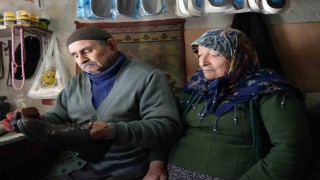 64 yıllık ayakkabı tamircisi, her sabah dükkanını eşiyle açıyor