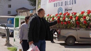8 Martta Kestel çiçek açtı...Kadınlar için bilboardların altına çiçek bırakıldı