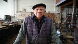 88lik usta gençlere taş çıkarıyor