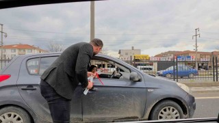 90 yaşındaki ninesiyle şiddete dikkat için Düzceyi dolaştı