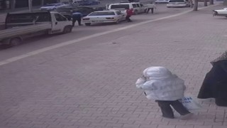 Açılan araç kapısı kazaya neden oldu