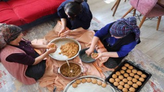 Adanada bayram sofralarının vazgeçilmezi içli köfte mesaisi başladı