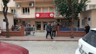 Adanada yol kesip bıçakla saldırdılar: 17 yaşındaki çocuk öldü, 2 ağabeyi yaralandı