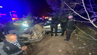 Adıyamanda otomobil şarampole yuvarlandı: 2 yaralı