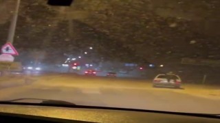 Adıyamanda tepki çeken görüntü: Seyir halindeki otomobilin bagaj kısmına oturarak ilerledi