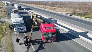 Afyonkarahisarda tır yolcu minibüsüne çarptı: 11 yaralı