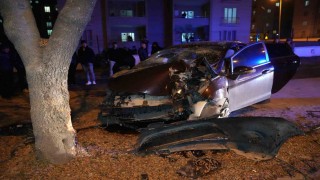 Ağaca çarpan otomobil hurdaya döndü: 3 yaralı