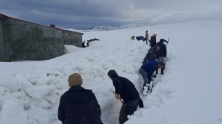 Ağrıda köylüler sel riskine karşı karı kürekle yararak su yolu açtı