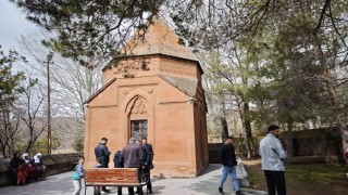Ahlattaki türbeye bayramda ziyaretçi akını
