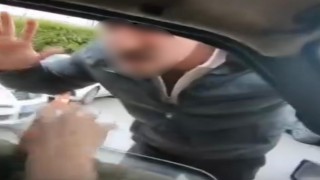 Ailesinin yanında saldırıya uğrayan sürücünün o anları kamerada