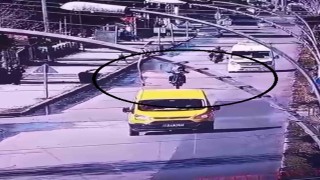 Akan trafiğe aldırış etmeden ön kaldıran sürücüye 46 bin TL ceza