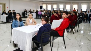 Akdeniz’de Gençlik Bilgide Yarıştı