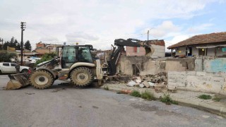Akdenizde tehlike saçan metruk yapılar yıkılıyor