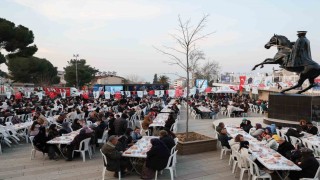 Alaşehirde yüzlerce kişi iftarda buluştu